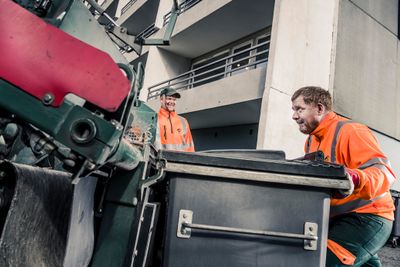 Datasystemene til en rekke norske renovasjonsforetak lekket personopplysninger. Dette gjaldt blant annet BIR AS i bergensområdet. Bildet viser renovatører på jobb hos selskapet. Personene på bildet har ingenting med denne saken å gjøre.