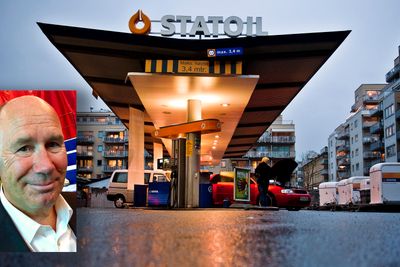 Professor Tor W. Andreassen (t.v.) mener Equinor burde beholdt bensinstasjonene. Bildet er fra daværende Statoil-stasjon i Schweigaardsgate, 2012. Tidligere Statoil solgte selskapet Statoil Fuel & Retail, som drev 2.300 bensinstasjoner. I 2012 aksepterte de et tilbud på 8,6 milliarder kroner fra det kanadiske selskapet Alimentation Couche-Tard.