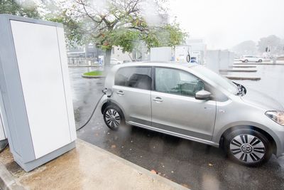 En VW E-Up på en 150 kW-stasjon kan gi lang ventetid dersom du forventer å bare treffe biler som lader raskt her.