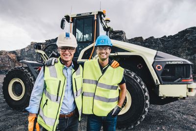 Joakim Käpynen, produksjonsleder på Skanskas anlegg Vikan Kross og Uwe Müller, prosjektleder for Electric Site i Volvo CE.