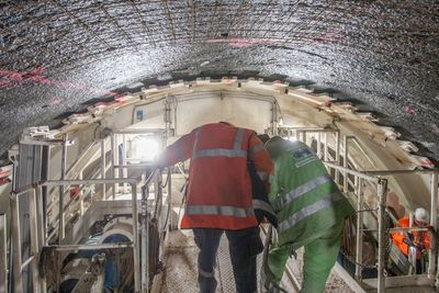 Rett bak tunnelboremaskinen som boret den nye Ulrikstunnelen Jernbanetunnelen ble boret parallelt med den gamle slik at det ble dobbelt spor mellom Bergen og Arna.