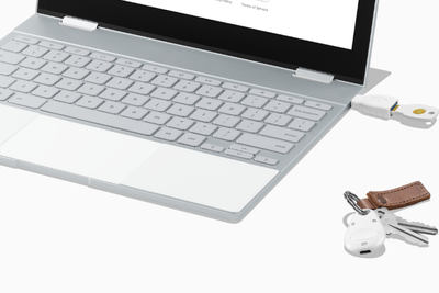 Googles Titan Security Key kan settes inn i USB-porten til pc-er, men også kommunisere trådløst med enheter uten slik port.