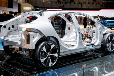 Norsk Hydro er en av leverandørene til Jaguars nye elbil, iPace. Foreløpig har selskapet avtaler om å levere 45 kilo  aluminiumkomponenter til hver bil, og de forhandler om ytterligere leveranser.
