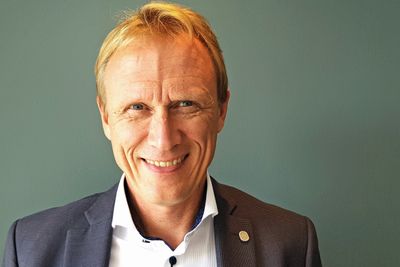 Administrerende direktør Rolf Barmen i Fjordkraft selger mobilabonnementer for å øke kundelojaliteten. Foreløpig er ikke denne delen av virksomheten lønnsom i seg selv, men det skal det bli en endring på.