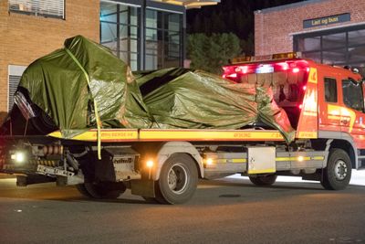 Fem personer døde da en veteranbil krasjet i en fjellvegg på vei ned fra Gaustadtoppen mot Rjukan søndag. Bilen ble kjørt til vegstasjonen på Notodden i løpet av natten.