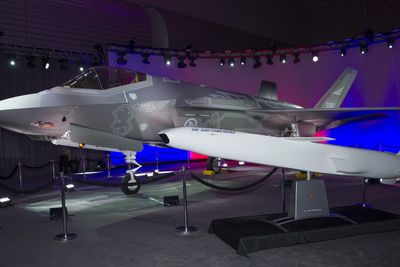 Fra avdukingen av det første norske F-35A i 2016. Japan har tilsvarende fly, som de bygger selv, og har et uttalt mål om å utruste dem med JSM (foran).