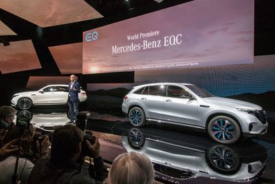Daimler-sjef Dieter Zetsche presenterer EQC.