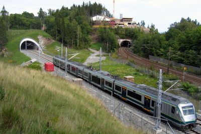 I løpet av 2018 starter byggingen av dobbeltsporet jernbane mellom Venjar og Eidsvoll. Når utbyggingen er ferdig i 2022 vil det være sammenhengende dobbeltspor mellom Oslo S og Eidsvold.