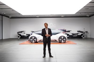 Volvo-sjef Håkan Samuelsson presterer Volvo 360c-konseptet.