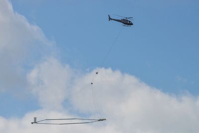Det er danske Skytem som har utviklet antennen som fraktes rundt med helikopter.