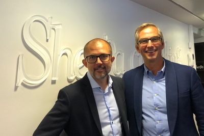 Adm. dir. Sigbjørn Høgne i Sherpa Consulting (til venstre) og adm. dir. i Atea Norge, Michael Jacobs.