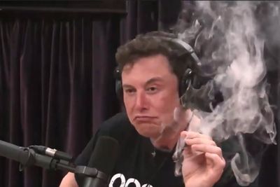 Elon Musk sier han ikke er noen star fan av marihuana, men provoserte likevel mange ved å røyke det under et intervju.