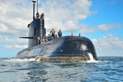 Ubåten ARA San Juan forsvant uforklarlig 15. november i fjor. Nå deltar et norsk forskningsskip i søket utenfor kyrsten av Argentina.