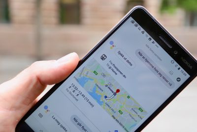 Google Assistent forstår nå norsk – og svarer deg på norsk.