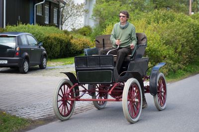 Norges eldste: - Jeg har kjørt mye gammel bil. Men dette er uvant, ubehagelig og ukomfortabelt, sier Trygve Krogsæter om sin 1901/1902 Waverley, Norges første elektriske bil. Waverley Electric. Her på en prøvetur utenfor Oslo.