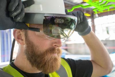 Trrimble har samarbeidet med Microsoft om innhold til selskapets holografiske briller siden 2015.