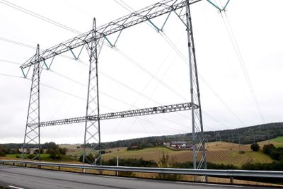 Lav vannstand i kraftmagasinene landet over har drevet strømprisen i været. Samtidig bruker vi mer strøm enn noensinne, viser tall fra NVE.