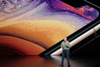 Markedssjef Phil Schiller viser frem Iphone XS og XS Max. 