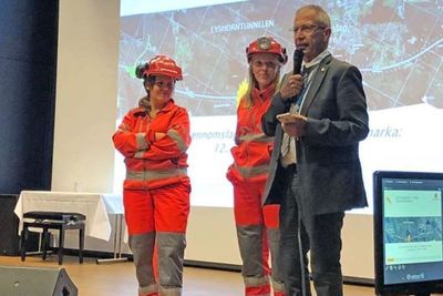 Vegdirektør Terje Moe Gustavsen hadde telefonkontakt med tunnelmannskapene. Avdelingsingeniør Ingrid Anette Padøy og kontrollingeniør Marie Djupevåg var med på scenen.