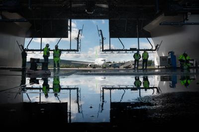 Verdens første vask- og avisingshall for fly står klar på Skien lufthavn, Geitryggen.