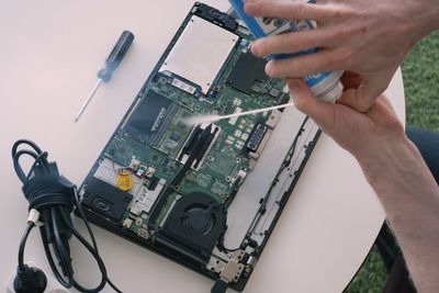 Ved å kjøle ned minnebrikkene til en pc, tar det lenger tid før minnet glemmer dataene som er lagret der.