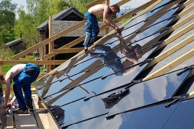 To mann brukte to og en halv dag på å montere solcelletaket. Undertaket tok lenger tid å forberede.