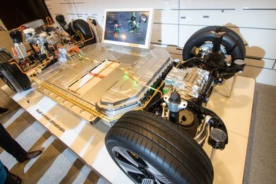 Audi har erfaring med utvikling av batteripakker. Bildet viser hva som er på innsiden av Audi E-Tron.
