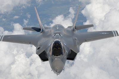 Kampfly av typen F-35, som AIM Norway har fått større vedlikeholdsjobb på.