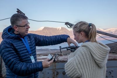 Første droneinstruksjon: Leder fro UAS Norway Anders Martinsen gir Penelope Lea i Miljøagentene en første instruksjon i droneflygning utenfor gruvemuseet i gruve 3 i Longyearbyen