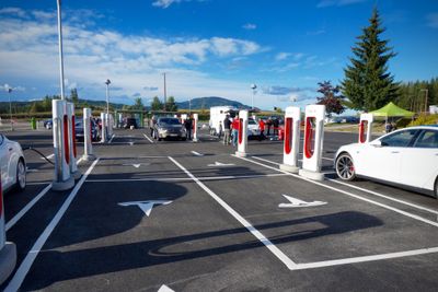 Tesla Supercharger-stasjon på Nebbenes ved Eidsvoll.