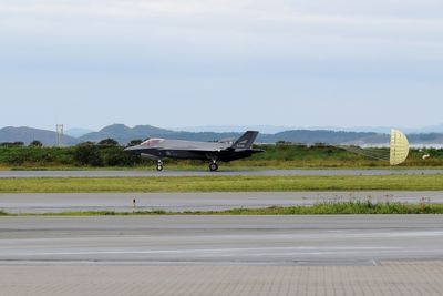 Et av de tidligere mottatte F-35A-flyene med bremseskjerm på Ørland flystasjon. I dag lander det tre nye fly.