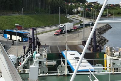 Fra fergekaia på Aukra hvor ferga går over tli Hollingsholm, en av de fire strekningene som Fjord1 har sikret seg i 14 år framover.