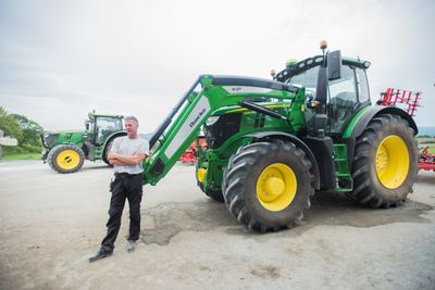 Jan Morten Hokstad i Frosta kommune i Trøndelag har to traktorer med i prosjektet. Han er spent på hvordan det blir å fylle biodiesel på traktoren det neste året.