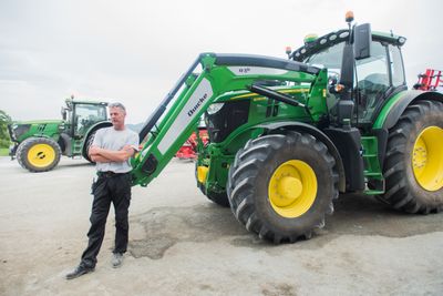 Jan Morten Hokstad i Frosta kommune i Trøndelag har to traktorer med i prosjektet. Han er spent på hvordan det blir å fylle biodiesel på traktoren det neste året.