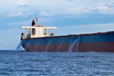 Erna Solberg er bekymret over at store områder i verdenshavene er uten reguleringer mot dumping av ballastvann, forsøpling og overfiske.