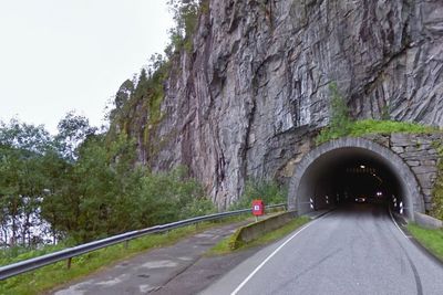 Kvernbergtunnelen er den lengste av de to som nå skal oppgraderes. Den ligger i Førde