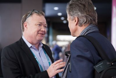 John Strand har vanskelig for å forstå hvorfor de danske myndighetene bråsnur i tolvte time. Her er han i samtale med Jon Fredrik Baksaas under mobilkongressen i Barcelona 2017 (arkivfoto).