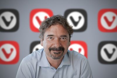 Jon von Tetzchner lover moro med spillet Vivaldia.