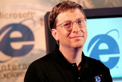 Vi fant i farten ikke noe egnet bilde av IE 5.5, men her er Bill Gates avbildet under lanseringen av Internet Explorer 4 i 1997.