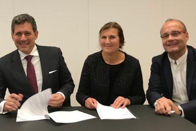 Juan Amaury Gil Gandia i Acciona signerer kontrakten sammen med  direktør i Nye Veier, Ingrid Dahl Hovland og prosjektdirektør Johan Arnt Vatnan.