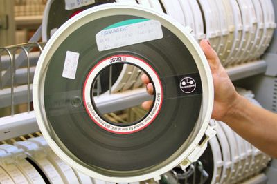 Selv om lesere til gamle magnetbånd som dette kan være vanskelig å oppdrive, er det ofte enda vanskeligere å tolke selve innholdet.