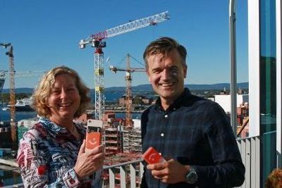 Berit Svendsen og Rune Garborg, administrerende direktør i Vipps, på toppen av DNB-bygget i Bjørvika.