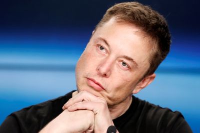 TØFFE TIDER: Elon Musk får også en saftig bot etter sitt børsutspill.