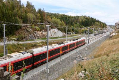 Tog som passerer dagstrekningen etter Askeklovatunellen mellom Porsgrunn og Farriseidet.