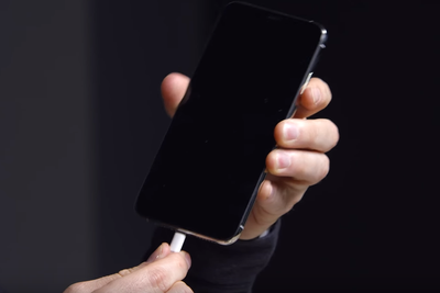 Ingen lading starter på iPhone XS om skjermen er slått av, melder mange brukere. Bilder er fra Unbox Therapys videodemonstrasjon av problemet.