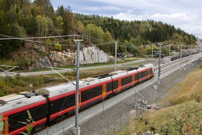 Tog som passerer dagstrekningen etter Askeklovatunellen mellom Porsgrunn og Farriseidet.