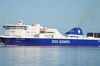 MS Regina Seaways sto i brann tirsdag. Alle de 335 personene om bord skal være trygt evakuert.