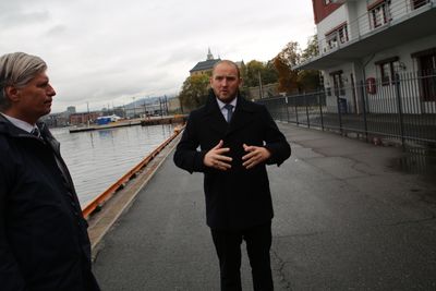 Miljøminister Ola Elvestuen (t.v.) og samferdselsminister Jon Georg Dale vil gjøre havnene mer konkurransedyktige med en tilskuddsordning på 50 millioner kroner i statsbudsjettet for 2019.