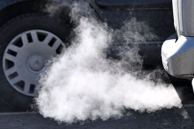 Dieselbil på tomgang i Essen. Tysklands regjering får kritikk for å gjøre for lite for å få ned utslipp fra dieselbiler.