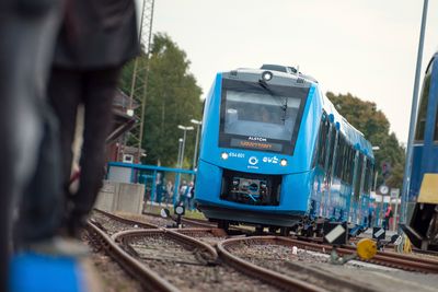 Et tysk hydrogentog avbildet i Bremervörde, nord i Tyskland. SV vil teste hydrogentog også på norske jernbaneskinner.